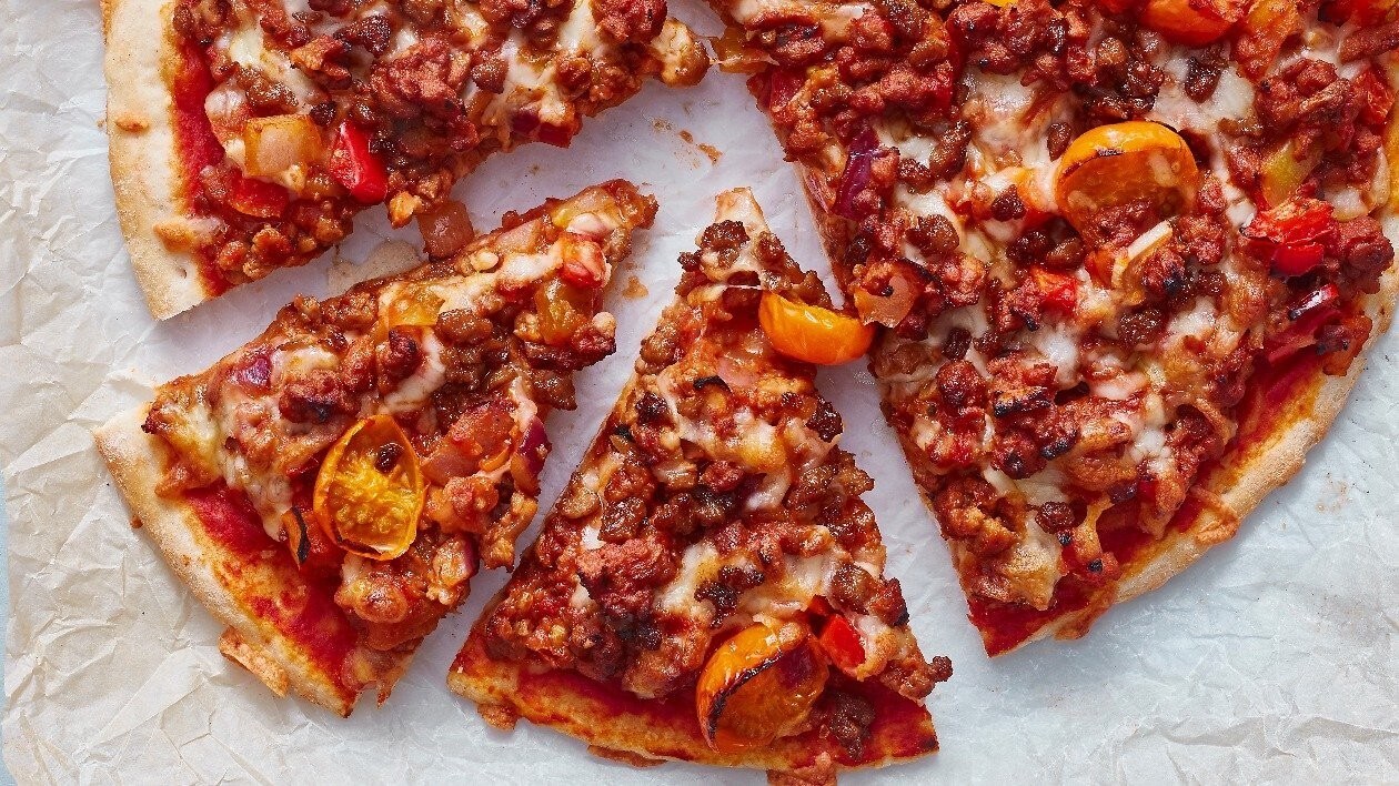 Vegetariánská pizza – cherry rajčata a červená paprika Vegetariánská pizza – cherry rajčata a červená paprika